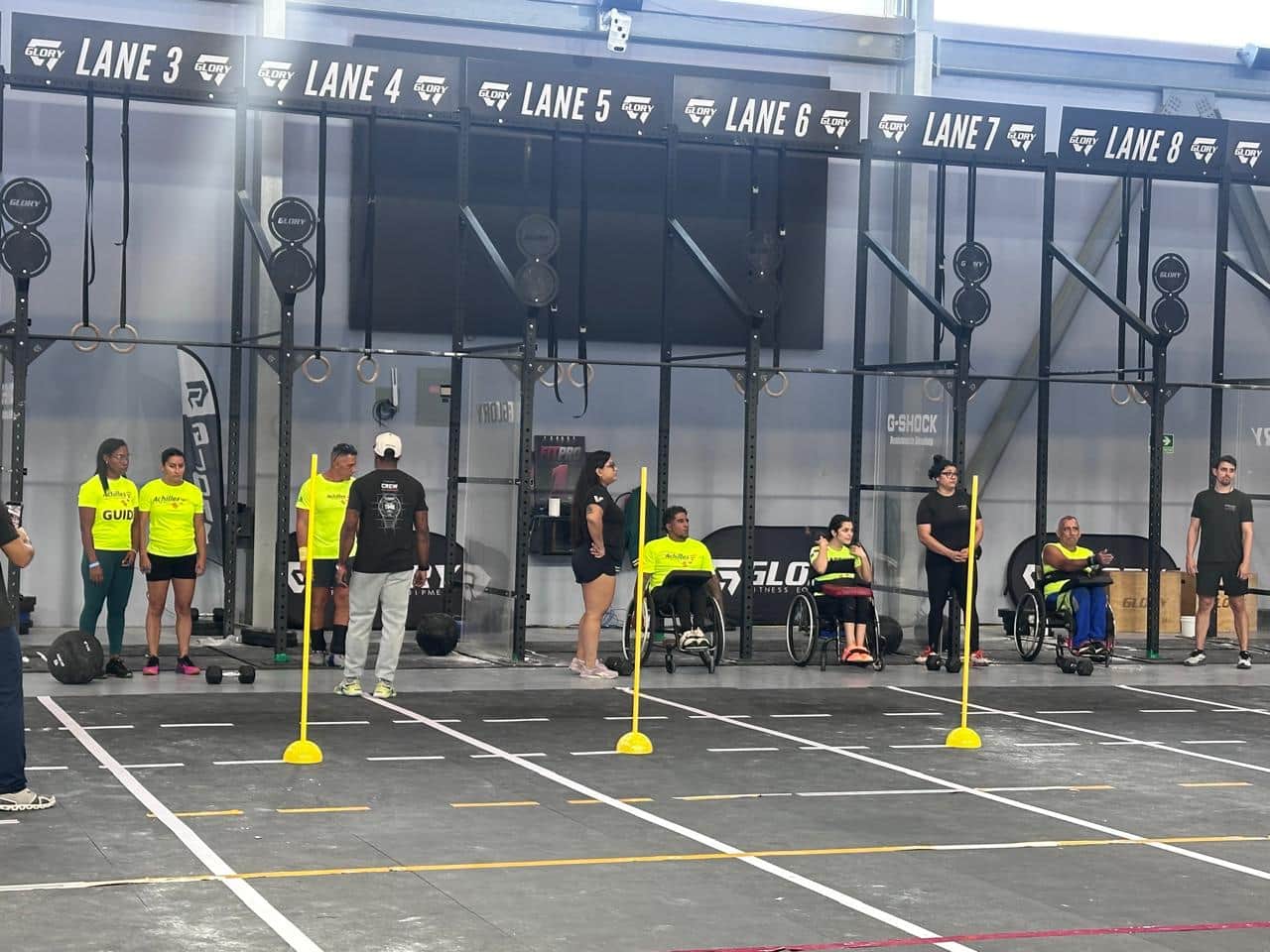 La pista de una competencia de CrossFit adaptado, con los atletas esperando su turno